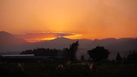 夕阳延时视频太阳落山云霞山区