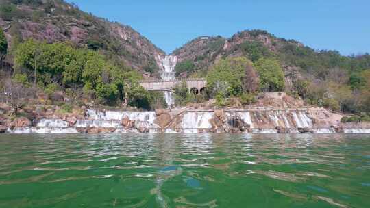 水面上的天台山大瀑布