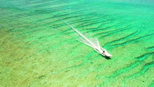 航拍游艇快艇行驶在绿色清透大海上马尔代夫