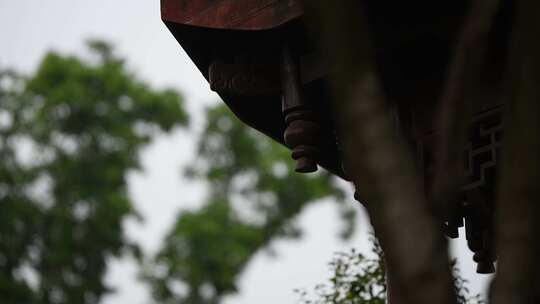 雨天下雨屋檐