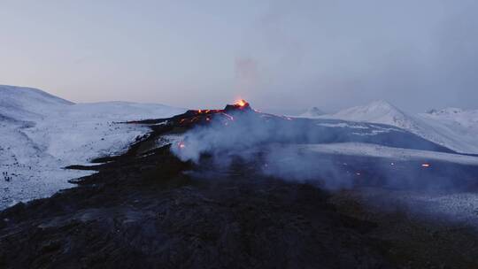 航拍喷涌的火山岩浆