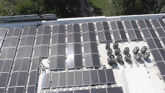 航拍房顶的太阳能发电设备
