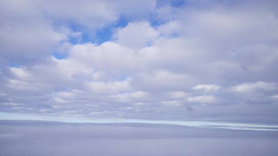飞机闯过云层云层之上