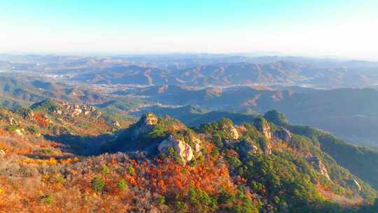 秋季石峰山林景观的鸟瞰图