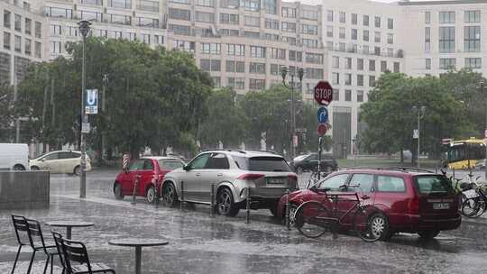 倾盆大雨