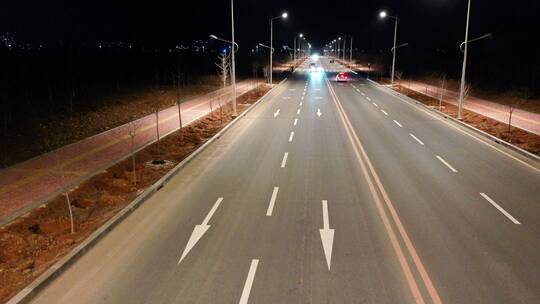 夜晚公路上一排跑车在行驶