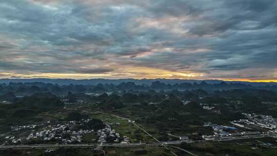 日落壮观的喀斯特地貌全景