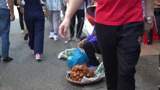 大马路上大妈摆摊卖农产品