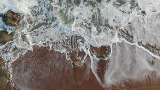 航拍海浪冲向沙滩视频素材模板下载