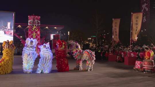 苏州狮山广场元宵节夜间舞狮表演慢动作