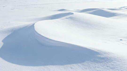 冬季洁白雪地雪丘风吹雪花唯美视频