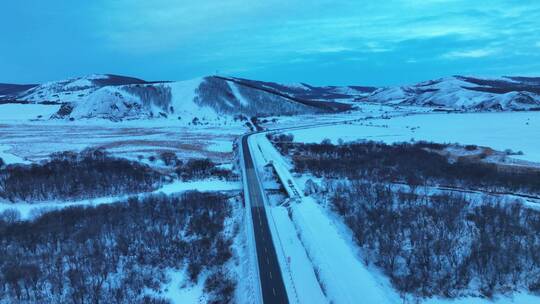 大兴安岭林区冬季晨曦雪景道路运输