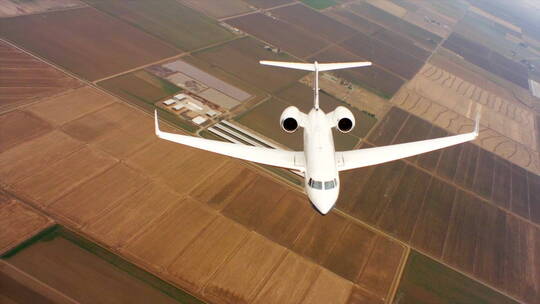 喷气式飞机在飞行