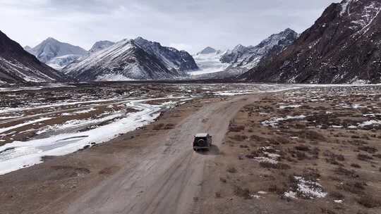雪山公路自驾游越野车