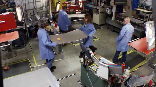 工人在工厂生产燃料电池视频素材模板下载