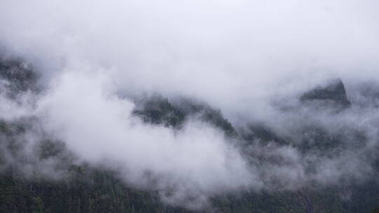 云雾缭绕雨崩村视频素材模板下载