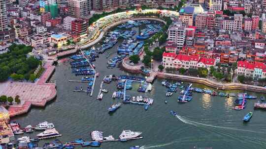 惠州大亚湾渔人码头水上小船穿行的海滨城市