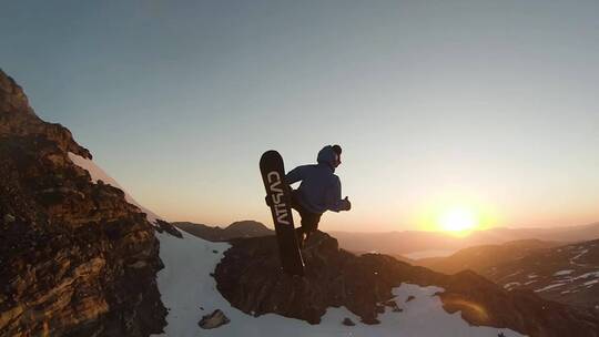 阳光下极限单板滑雪