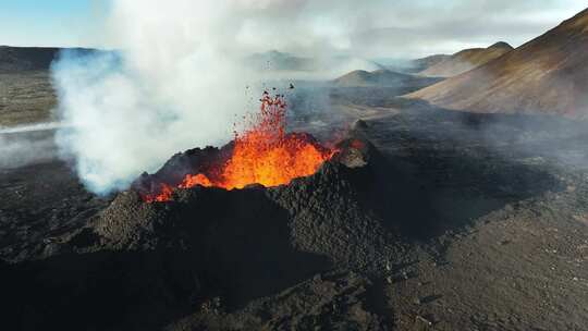 近距离观察火山喷发活跃的火山口