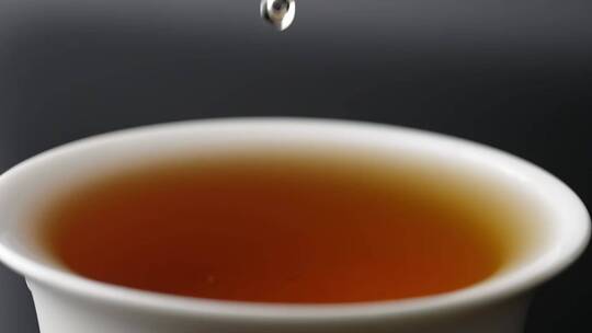 升格拍摄茶水滴落茶杯茶汤唯美写意品茶视频