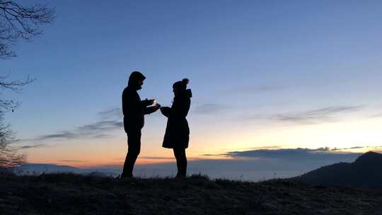 一对夫妇在除夕点燃了一些烟火，和他们玩得