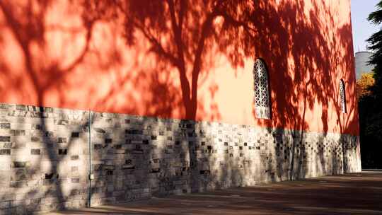 南京鼓楼公园的东方元素，红墙和阳光下光影