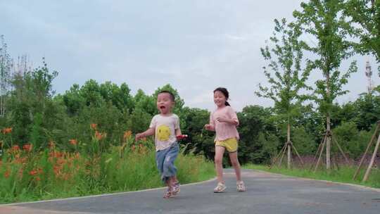 小孩童年嬉戏打闹玩耍开心姐弟成长幸福奔跑