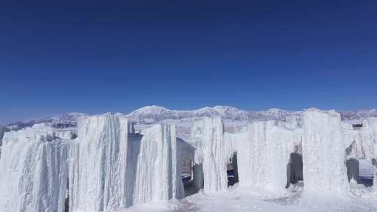 航拍新疆冬季赛里木湖冰封湖面雪山冰湖积雪