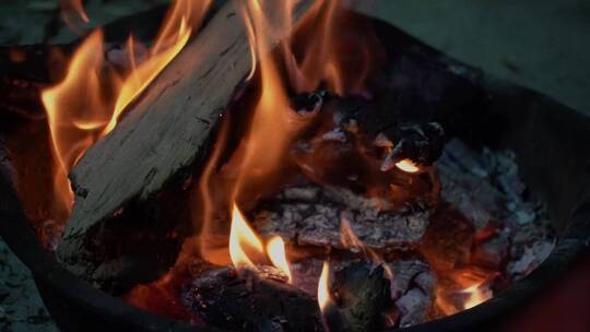 4K篝火火堆燃烧北方农村街头烤火实拍视频视频素材模板下载