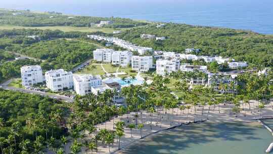 热带Playa Nueva Romana空中天桥，带沙滩和背景豪华现代公寓