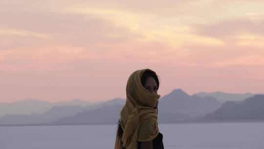 沙漠里围纱巾行走的女人视频素材模板下载