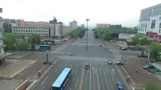 小城市道路车流航拍