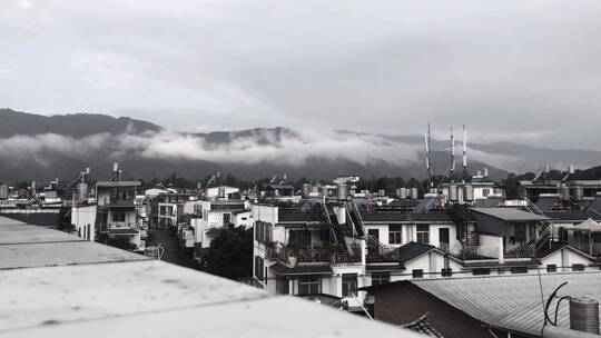 清晨的乡镇，迷雾笼罩在远处的大山上视频素材模板下载