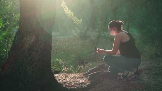 戴着口罩的女人在森林镜头耀斑中检查松果