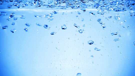 水中的许多气泡以慢动作的气泡关闭抽象水波