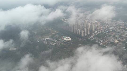 雨雾中的城市