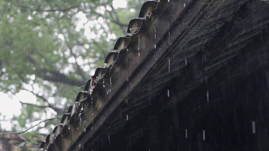 木房屋檐雨水视频素材模板下载