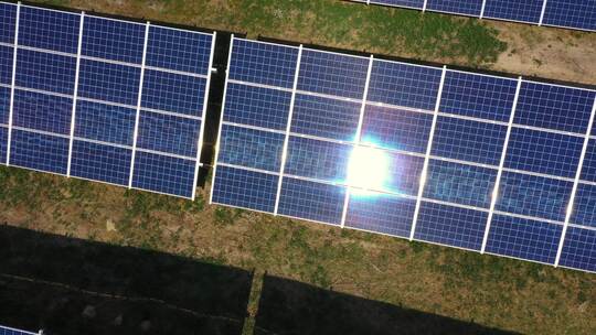 用于生产清洁生态电力的蓝色光伏太阳能电池板表面特写。临视频素材模板下载