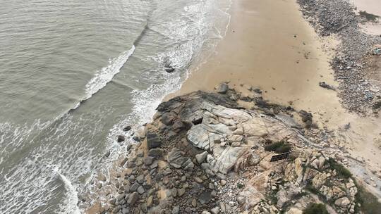 阴天海水沙滩航拍礁石海岸石头俯拍海上岩石视频素材模板下载