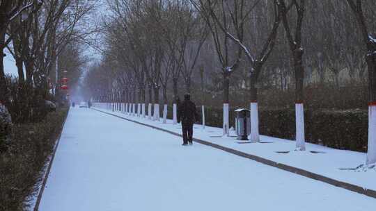 城市街道人文下雪雪景