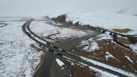 青海玉树共玉高速雪原公路自然风光