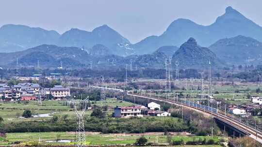 高铁列车穿行在田园山水间