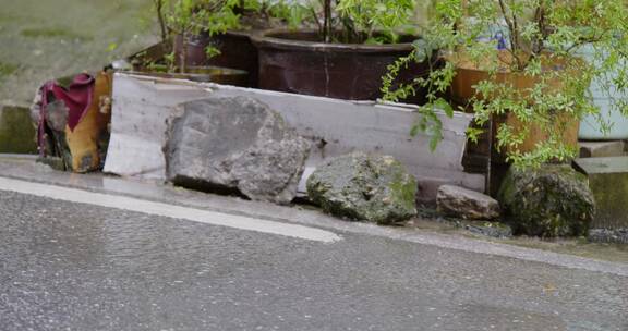 大雨 街道 斜坡 流水 4K