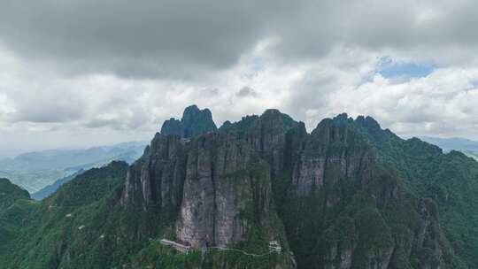 夏日晴天里的广西贵港北帝山美景