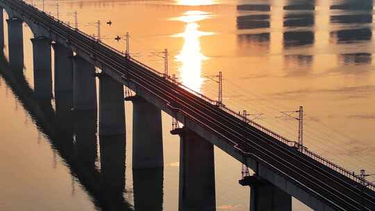 黄昏夕阳下的跨江火车大桥