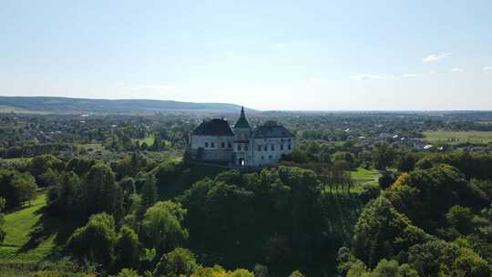 空中拍摄村庄奥列斯克城堡