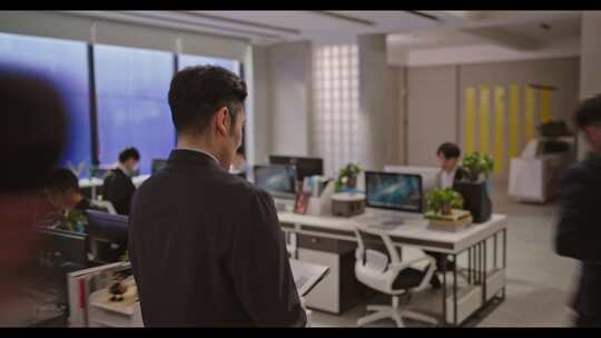 男人走在忙碌的办公室视频素材模板下载