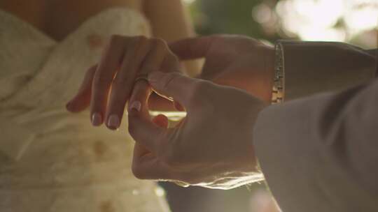 男人给女人戴戒指求婚爱情4k视频素材