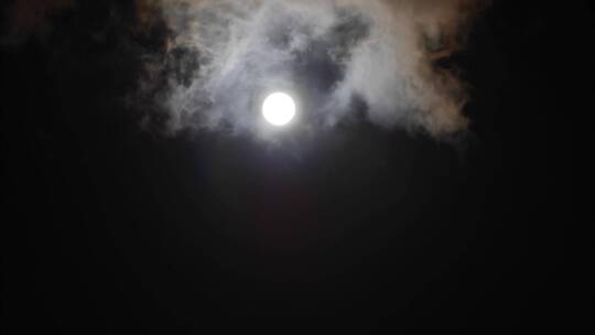 月亮穿越云层的延时镜头