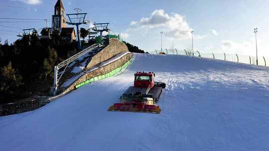 滑雪场雪猫整理雪场